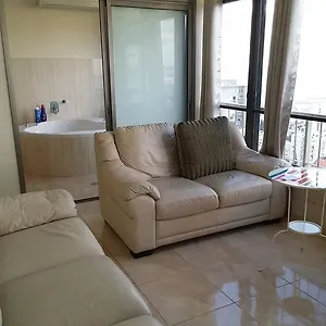 לבקר במלון